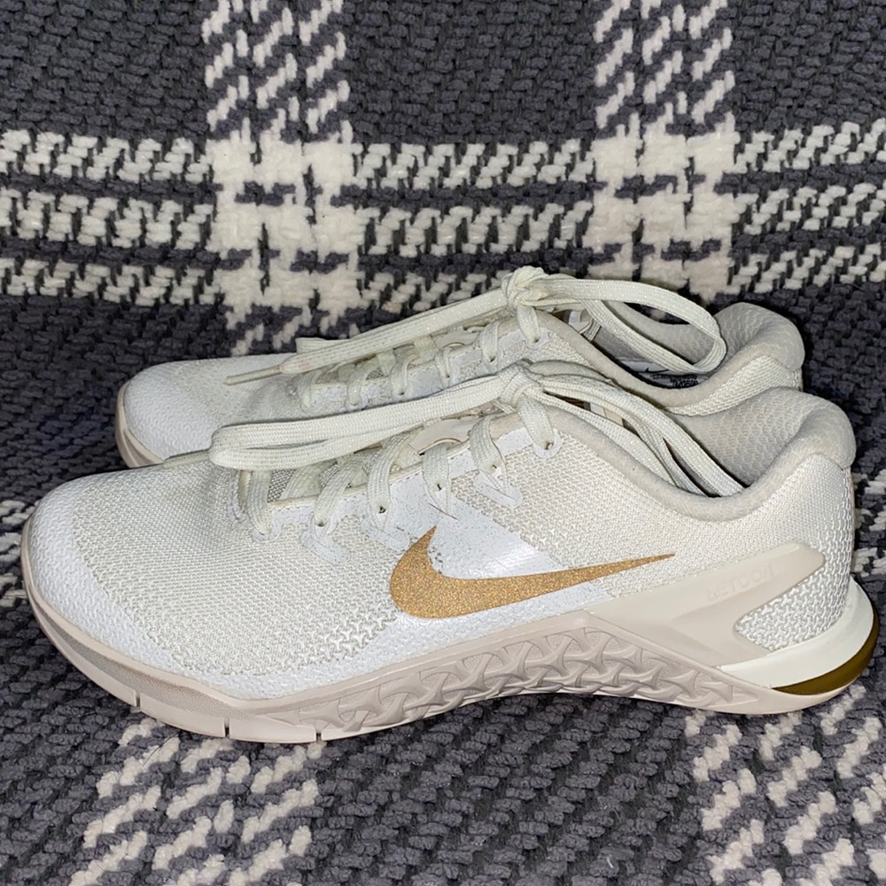 Women’s Nike tennis shoes